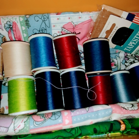 Vintage Harvest Yellow Thread Case/Spools - Picture 10 of 16